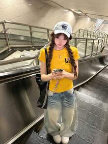 女款心形與字母印花標準肩短袖T恤，美式時尚獨特夏季上衣，休閒黃色 - 黃色 - 查看 1