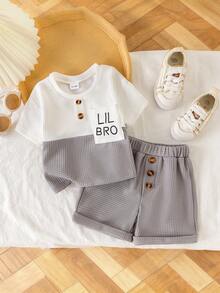 2 Stücke Baby Jungen Casual Sport Buchstaben Tasche & Knopf Dekor Rundhals T-Shirt und einfarbige Shorts Set, geeignet für den täglichen Sommertragen - Grau - Übersicht 1