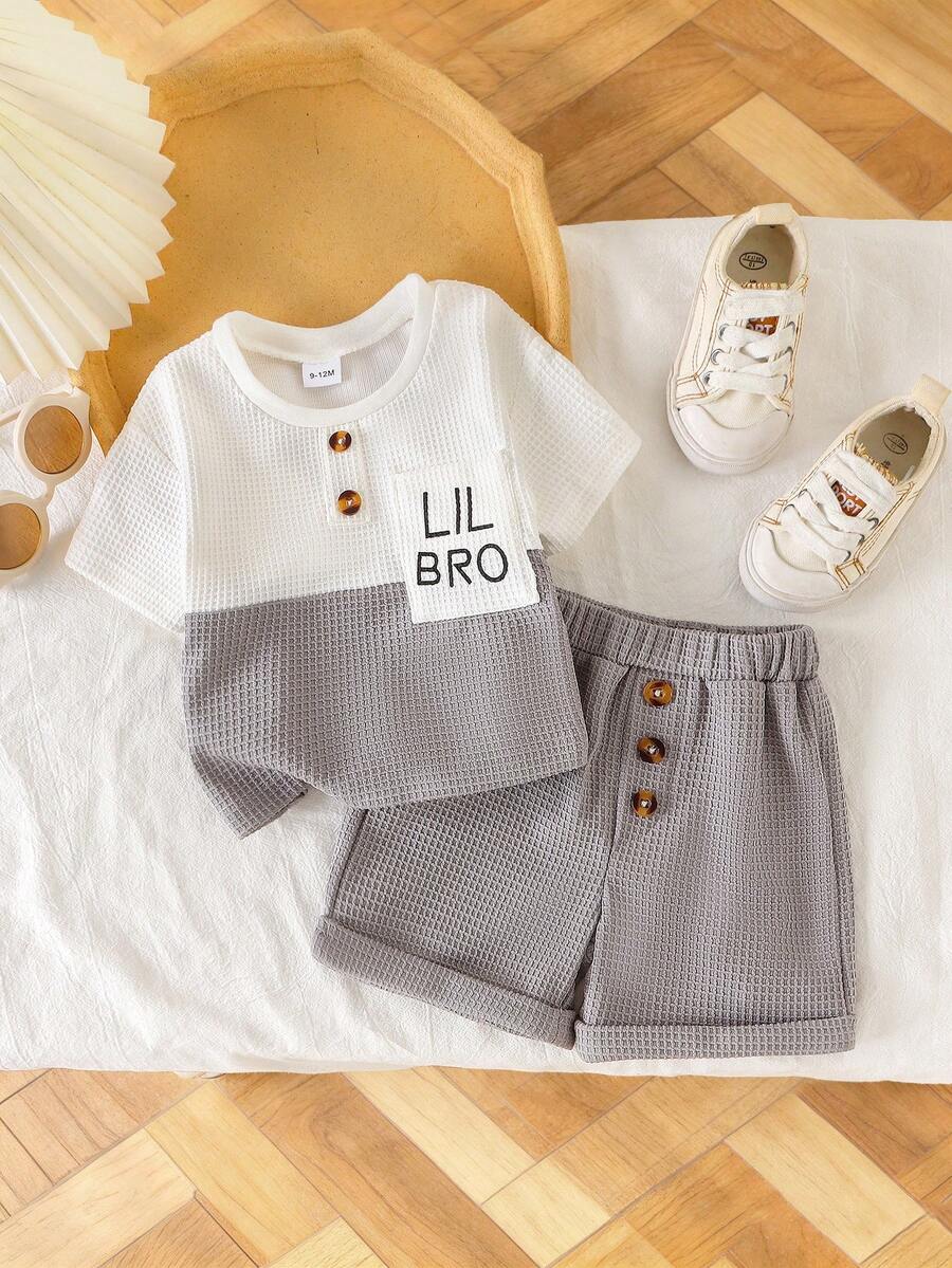 2 Stücke Baby Jungen Casual Sport Buchstaben Tasche & Knopf Dekor Rundhals T-Shirt und einfarbige Shorts Set, geeignet für den täglichen Sommertragen - Grau - Übersicht 1