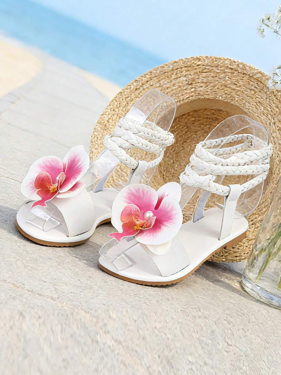 Sandales plates à lanière de cheville tressée | Décoration florale 3D et semelle confortable | Chaussures de plage décontractées pour filles - Blanc - Voir 1