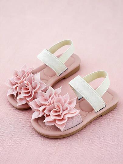 Gợi ý bán chạy: Sandal hoa hồng cho bé gái từ 3-12 tuổi. Màu hồng nhạt và be nhạt với những bông hoa 3D. Mũi hở với quai ngang mắt cá chân và khóa dán. Đế mềm mại với họa tiết chống trơn trượt. Kiểu dáng nhẹ nhàng, dịu dàng, phù hợp cho những chuyến đi chơi mùa xuân và du lịch gia đình!