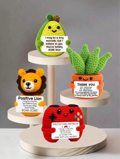 Decoraciones de escritorio hechas a mano al crochet: figuras de ciencia ficción caprichosas, muñecas con temas de animales y plantas, y diseños de dibujos animados lindos - un regalo hecho a mano y reconfortante que trae alegría y positividad. Estos hacen excelentes regalos de cumpleaños para amigos cercanos, novias o hermanas, o como pequeños tokens de amistad para chicas. Ya sea para mamás, abuelas, chicas, hombres, niños, niñas, colegas o miembros de la familia, estos son regalos ideales.