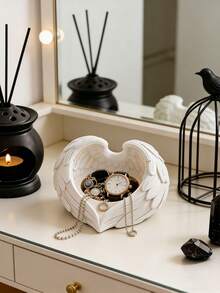 这款单件式天使翅膀烛台/装饰托盘非常适合放置茶蜡或仿真蜡烛，是家居装饰和桌面摆设的理想之选。这款设计独特的烛台摆件也是送给装饰爱好者的精美礼物。 - 多款 - 查看 5