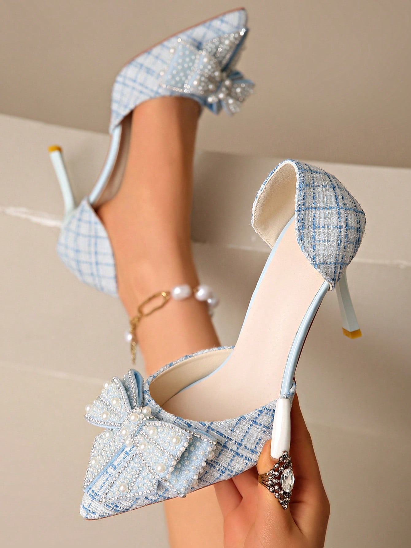 أحذية كعب عالي زرقاء، قماش صوفي سميك، ديكور فاخر م...