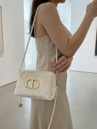 Dior 1 chiếc túi đeo vai mini bằng nhung màu kem với dây đeo ngọc trai có thể tháo rời - Phong cách sang trọng, thanh lịch, chi tiết logo CD bằng kim loại và mặt dây chuyền hình ngôi sao, hình chữ nhật, túi xách dự tiệc đa năng phù hợp cho đám cưới và các sự kiện.