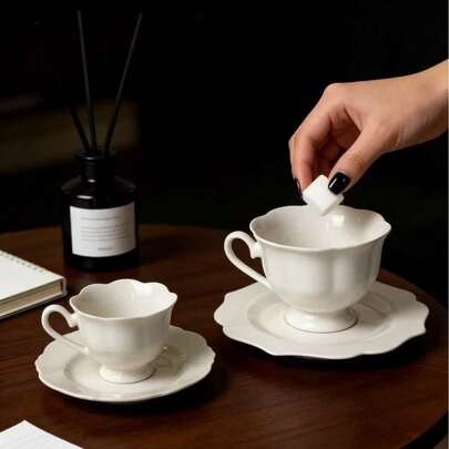 Được chế tác từ gốm sứ cao cấp không chứa chì, bộ tách và đĩa này hoàn hảo để phục vụ nhiều loại đồ uống nóng, bao gồm cà phê, trà và cà phê Ả Rập. Bộ sản phẩm gồm hai kích cỡ tách - 90 ml (dành cho espresso hoặc cà phê Ả Rập) và 200 ml (dành cho latte hoặc cappuccino) - được thiết kế để đáp ứng hoàn hảo nhu cầu đồ uống của bạn.