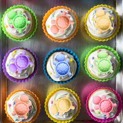 1个耐用的硅胶乌龟模具，可用于制作果冻、巧克力、布丁和冰块。长方形手工模具，造型俏皮可爱；是生日、圣诞节和感恩节必备的烘焙工具。