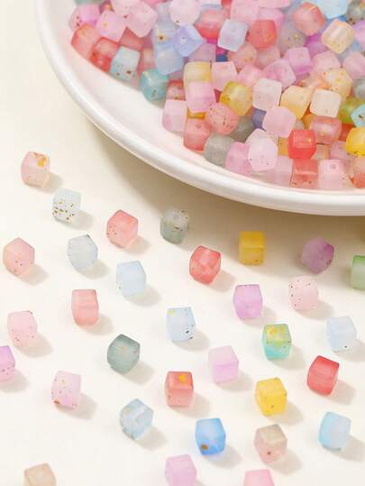 100颗彩色哑光亚克力方形珠子，DIY首饰制作材料，可用于制作项链、手链、耳环等。