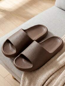 Pantuflas minimalistas de unicolor con textura de cuero sintético, ligeras, portátiles, moldeadas en una sola pieza, suaves, cómodas, transpirables & elásticas, para interiores/exteriores, adecuadas para verano, playa, piscina, viajes y uso casual diario - Marrón - Ver 1