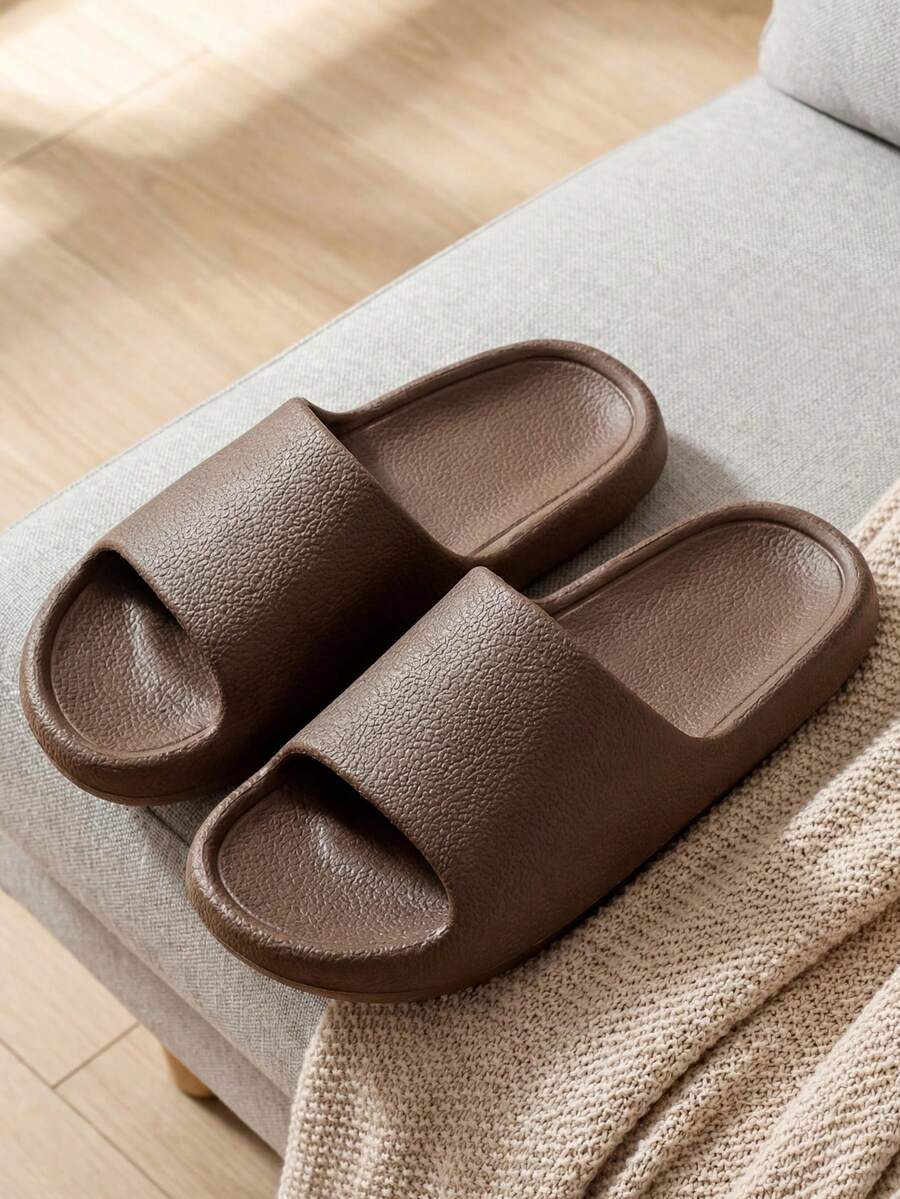 Pantuflas minimalistas de unicolor con textura de cuero sintético, ligeras, portátiles, moldeadas en una sola pieza, suaves, cómodas, transpirables & elásticas, para interiores/exteriores, adecuadas para verano, playa, piscina, viajes y uso casual diario - Marrón - Ver 1