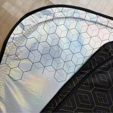 Visera de sol para coche con estampado de cuadros a la moda, cobertura completa, aislamiento térmico y protección UV para el interior del automóvil - Parasol frontal con estampado de rombos impreso con láser. - Ver 7