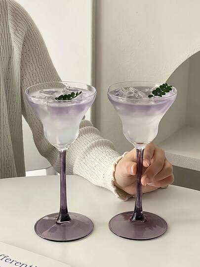 1 chiếc ly thủy tinh cao cấp màu tím có chân đế, ly cocktail/rượu vang nghệ thuật sang trọng, thích hợp dùng trong gia đình, đựng nước, sữa, nước ép và các loại đồ uống khác. Thích hợp cho quán cà phê, nhà hàng, tiệc tùng, dạ hội, văn phòng, Ngày của Cha, Ngày của Mẹ, làm quà tặng cho bạn bè, người yêu, gia đình, giáo viên, đồng nghiệp, Halloween, Giáng sinh.