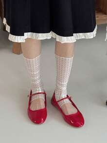 Vớ giữ ấm chân bằng vải chiffon chấm bi, phối cùng giày Mary Janes và giày búp bê, làm nổi bật phong cách vũ công ba lê, cô gái Pháp và vẻ đẹp mềm mại, mang đến vẻ thanh lịch và duyên dáng cho trang phục mùa xuân. - Nhiều màu - Xem 8