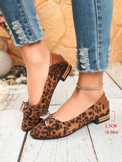 Giày lười nữ đa năng, họa tiết da báo thời trang với viền kim loại, nơ đính đá, giày lười casual, gót thấp, cỡ lớn.