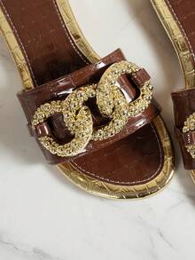 女士夏季露趾平底凉鞋，配金色链条，舒适休闲，适合海滩和派对穿着 - 巧克力棕 - 查看 6