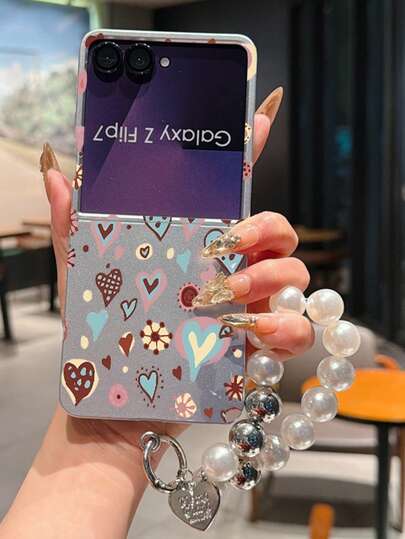 1个时尚简约可爱PC材质银色全屏彩色不对称爱心元素折叠手机壳，搭配同色手链，可保护手机并防止跌落，适用于：三星Galaxy Zflip 5/Zflip 6/Zflip 7/ Razr 50 Ultra/ Razr 60 Ultra/ Razr 60/Galaxy Z Flip7 FE