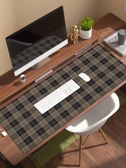 1 片复古格纹防滑鼠标垫，顶部高密度超细纤维，底部加厚天然橡胶多层复合材料，高密度编织，锁边腕托缓解压力，防滑耐磨，定位顺滑，适用于办公和游戏