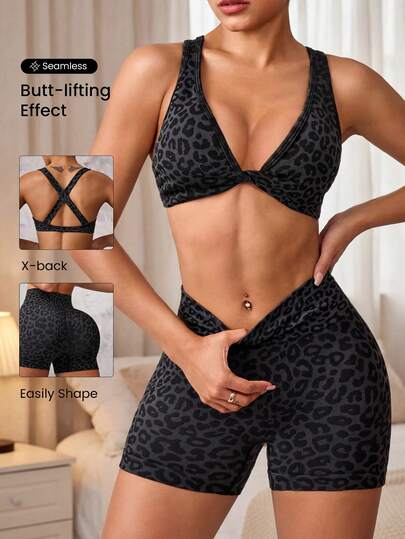 女士无缝豹纹运动套装，包含一件扭纹豹纹上衣和一条高腰修身短裤，适合运动、瑜伽、跑步、徒步、健身和休闲穿着。