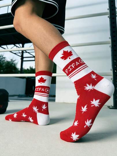 1 đôi tất nam dài đến bắp chân, thiết kế co giãn thoải mái cho mùa xuân/hè/thu với họa tiết lá phong Canada và bóng đá, họa tiết lá phong đỏ trắng thời trang, tất chất lượng cao phù hợp cho mặc hàng ngày, thể thao, thi đấu và phong cách đường phố.