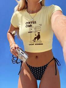 Camiseta cropped feminina de manga curta - Estampa "Coffee Club Every Morning" e desenho de cafeteira, estética minimalista para amantes de café, blusa cropped macia e respirável com gola redonda, ideal para tomar café, encontros, ir ao trabalho, brunch de fim de semana e looks casuais de verão. - Amarelo - Ver 5
