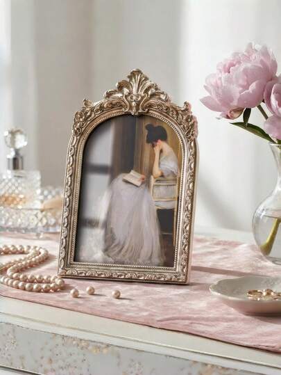 1 khung ảnh trang trí mạ vàng kiểu Châu Âu cổ điển, có 3 kích cỡ để lựa chọn, thiết kế retro trang nhã, phù hợp cho trang trí đám cưới, trang trí nhà cửa, món quà tuyệt vời.