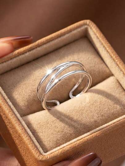 1枚925纯银可调节镂空十字戒指，适合女性日常佩戴、派对礼物、周年纪念庆典，也是精致的新娘首饰。