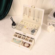 Um organizador de joias de couro PU de grande capacidade e três camadas com trava. Este organizador multifuncional pode acomodar brincos, anéis, relógios, colares e pulseiras. Ele possui grande capacidade, forro aveludado para proteção contra oxidação e é um ótimo presente para mulheres. - multicolorido - Visão 1