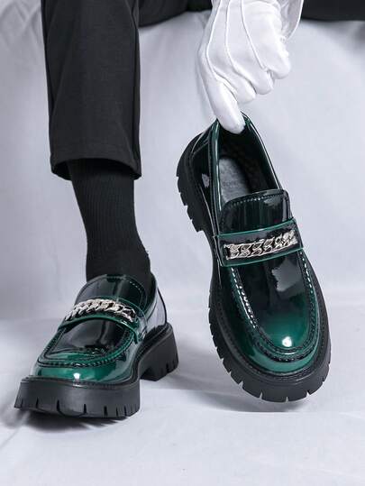 2026 Nuevos mocasines de hombre con hebilla de metal, suela gruesa, zapatos de cuero con suela blanda, zapatos casuales negros brillantes, zapatos de boda para padrinos de estilo coreano y británico con suela suave, mocasines marrones retro simples, zapatos diarios verdes sin atar, zapatos Derby de lujo y alta calidad, zapatos decorativos de boda para el Día de San Valentín, Halloween, salidas, zapatos casuales ligeros, zapatos de ocio de moda, zapatos planos de punta puntiaguda para oficina y transporte, zapatos sociales de caballero, zapatos de novio, regalo de temporada primavera/otoño