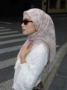 1条110厘米女士印花方巾，薄纱材质，轻盈柔软透气，用途广泛，优雅印花，舒适披肩，适合日常佩戴，四季皆宜。 - 彩色 - 查看 3