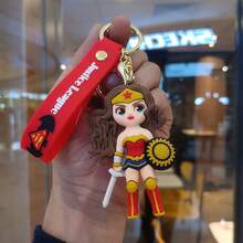 Hasbro 超级英雄钥匙扣套装，硅胶吊坠饰品。采用3D硅胶工艺，蓝黑和红蓝撞色设计，标志性的披风和徽章细节清晰，质地细腻柔软。套装包含印花腕带和金属钥匙圈，坚固耐用，可挂在钥匙、背包等处。它能为日常穿搭增添亮点，展现英雄个性，是超级英雄粉丝和学生的理想之选，充满激情与正义，无论是作为礼物还是自用都非常合适。 - 彩色 - 查看 3