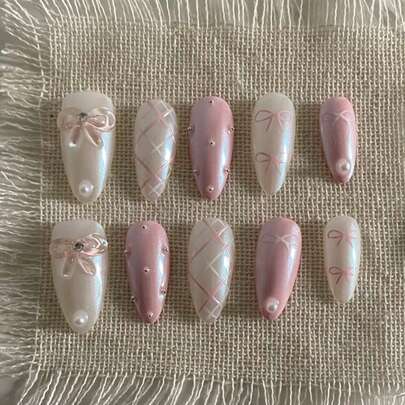 10片纯手工制作长杏仁形美甲贴片，粉白闪光，带立体蝴蝶结和格子图案，可爱时尚，Y2K风格，柔和闪光，适合女性和女孩，春夏秋冬皆宜，节日和日常生活均可使用。