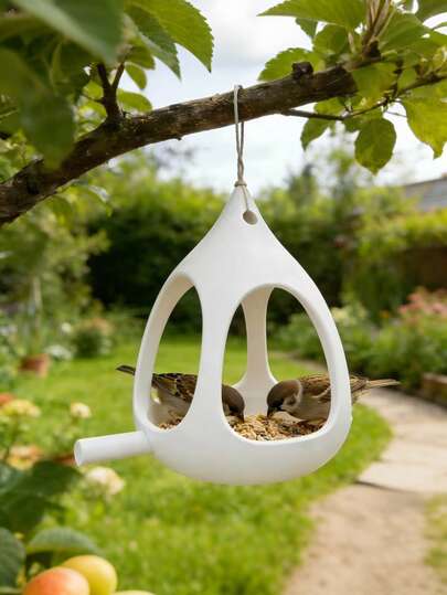 这款创新的3D打印球形喂鸟器设计巧妙，可防止表面积水，非常适合麻雀和蜂鸟等小型鸟类。它适用于户外花园、林地和屋檐下。设计用于悬挂安装。（随机附赠绳子）