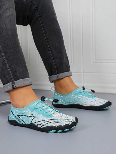 Giày đi biển nam họa tiết chấm bi hình học, in nhuộm tie-dye, nhanh khô, chống trượt, kiểu giày thể thao đi chân trần, thích hợp cho bãi biển, leo núi, chèo thuyền kayak, lặn biển và các hoạt động ngoài trời mùa hè.