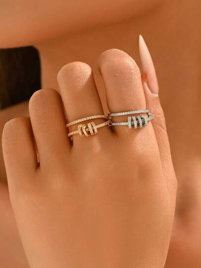 1枚精致简约双层锆石镶嵌细链纹理点缀奢华开口戒指，适合婚礼、派对、情人节等场合，是送给女性的礼物。