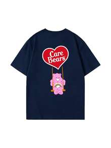 SHEIN | Care Bears Áo thun nữ tay ngắn mùa hè cổ điển hình gấu hồng hoạt hình, họa tiết trái tim tương phản trước và sau, sự kết hợp giữa phong cách retro Mỹ và thẩm mỹ thiên niên kỷ Y2K, hoàn hảo cho việc phối đồ nhiều lớp, phù hợp cho các buổi hẹn hò, chụp ảnh đường phố, cuộc sống học đường, dã ngoại mùa hè, kỳ nghỉ hàng ngày, các bữa tiệc retro, mua sắm và hơn thế nữa. Một chiếc áo tay ngắn không thể thiếu cho trang phục phong cách retro Mỹ. - Màu xanh hải quân - Xem 4