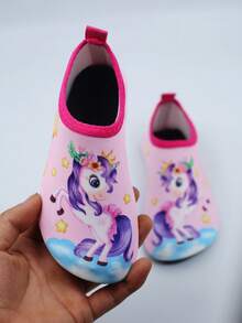 Chaussures d'eau pour filles, assorties à des chaussettes légères d'intérieur et des baskets minimalistes à semelle souple - conçues pour les enfants actifs. Chaussures d'eau pour filles, motif licorne, ultra-légères anti-dérapantes anti-coupures, convenant pour le jeu à la plage, séchage rapide, 1 paire de chaussures d'eau d'été pour enfants pour sports nautiques extérieurs, yoga, chaussures de plage antidérapantes respirantes et chaussures d'entraînement - Multicolore - Voir 10