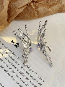 1 đôi bông tai hình bướm kim loại cao cấp kiểu dáng lạnh mới năm 2026, phong cách Ins, bông tai cánh bất đối xứng nổi tiếng trên mạng, bông tai kim loại bạc độc đáo. Cánh bướm kiểu Pháp không cần lỗ tai, kẹp tai dành cho phụ nữ có khí chất sang trọng nhẹ nhàng, cá tính ngọt ngào và mát mẻ, cùng những đường nét khuôn mặt nhỏ nhắn. - Nhiều màu - Xem 9