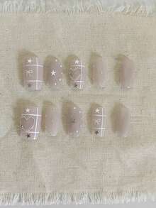 10片纯手工制作的中长棺材形美甲贴片，灰白相间，饰以格子图案、圆点和星星，可爱时尚，Y2K风格，柔和闪光，适合女性和女孩，春夏秋冬皆宜，节日及日常佩戴。 - 白色 - 查看 1