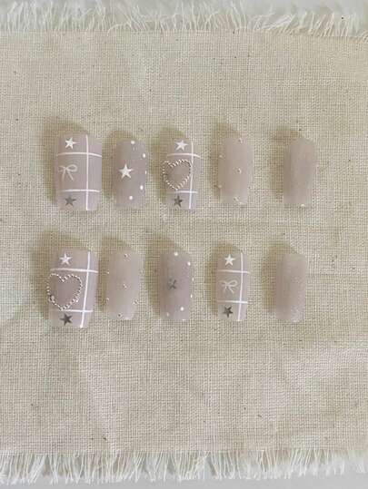 10片纯手工制作的中长棺材形美甲贴片，灰白相间，饰以格子图案、圆点和星星，可爱时尚，Y2K风格，柔和闪光，适合女性和女孩，春夏秋冬皆宜，节日及日常佩戴。