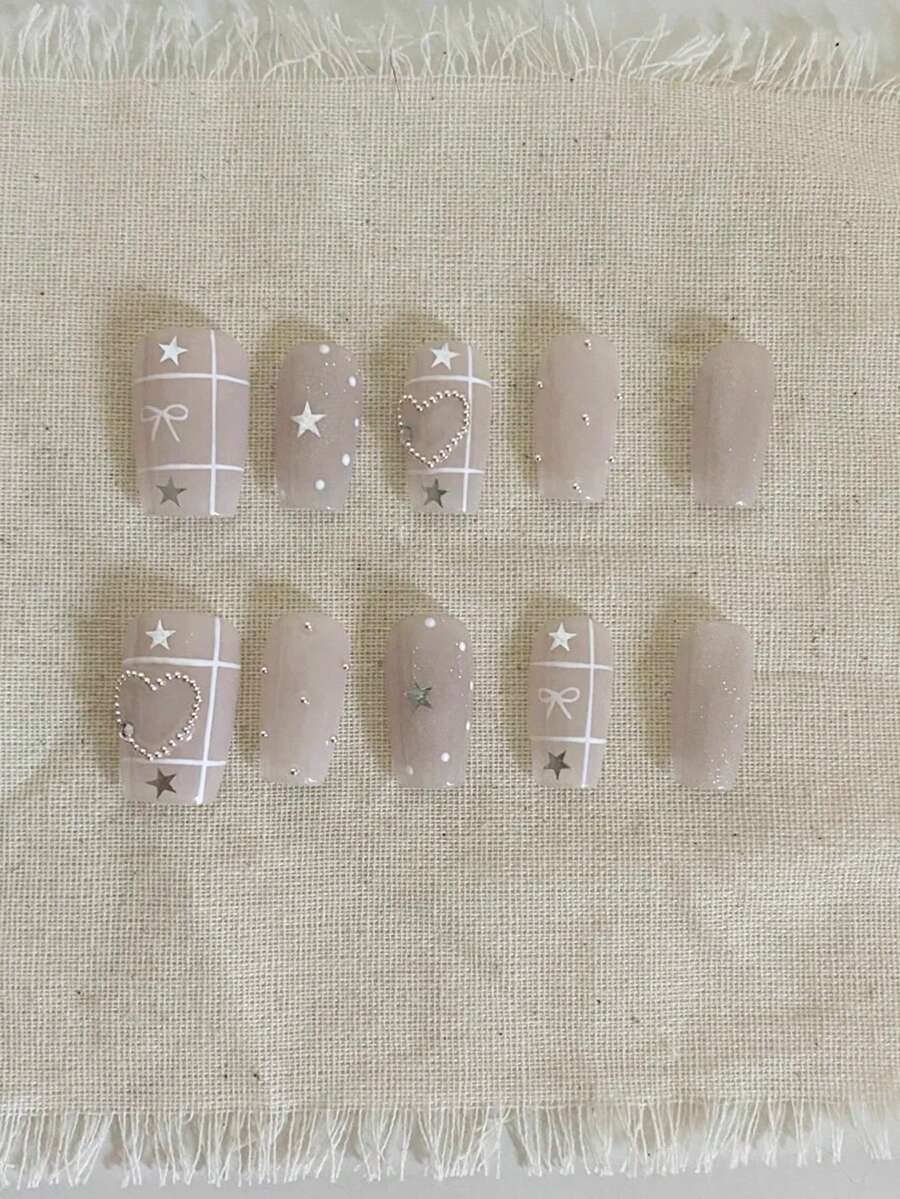 10片纯手工制作的中长棺材形美甲贴片，灰白相间，饰以格子图案、圆点和星星，可爱时尚，Y2K风格，柔和闪光，适合女性和女孩，春夏秋冬皆宜，节日及日常佩戴。 - 白色 - 查看 1