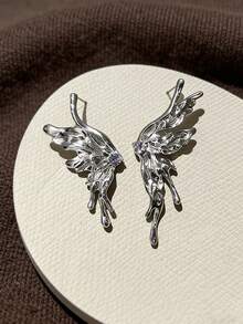 1 đôi bông tai hình bướm kim loại cao cấp kiểu dáng lạnh mới năm 2026, phong cách Ins, bông tai cánh bất đối xứng nổi tiếng trên mạng, bông tai kim loại bạc độc đáo. Cánh bướm kiểu Pháp không cần lỗ tai, kẹp tai dành cho phụ nữ có khí chất sang trọng nhẹ nhàng, cá tính ngọt ngào và mát mẻ, cùng những đường nét khuôn mặt nhỏ nhắn. - Nhiều màu - Xem 8