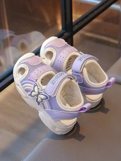 1 par de sandalias deportivas de malla transpirable con decoración de mariposa arcoíris para niñas, sandalias casuales de verano con cierre de gancho y bucle