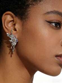 1 đôi bông tai hình bướm kim loại cao cấp kiểu dáng lạnh mới năm 2026, phong cách Ins, bông tai cánh bất đối xứng nổi tiếng trên mạng, bông tai kim loại bạc độc đáo. Cánh bướm kiểu Pháp không cần lỗ tai, kẹp tai dành cho phụ nữ có khí chất sang trọng nhẹ nhàng, cá tính ngọt ngào và mát mẻ, cùng những đường nét khuôn mặt nhỏ nhắn. - Nhiều màu - Xem 4