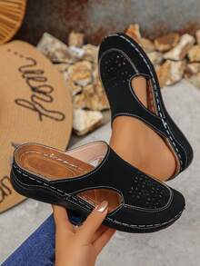 1双女士新款时尚平底凉鞋，纯色沙滩度假PU皮镂空铆钉设计，夏季时尚女士沙滩拖鞋 - 黑色 - 查看 1