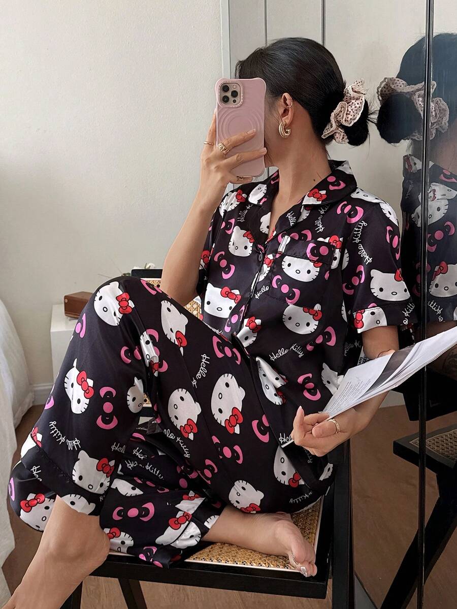Sanrio Hello Kitty 2026 短款與長款絲綢睡衣套裝,短袖前開扣翻領蝴蝶結卡通可愛款,前開扣口袋對比包邊設計 - 黑色 - 查看 1