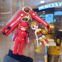 Hasbro 超级英雄钥匙扣套装，硅胶吊坠饰品。采用3D硅胶工艺，蓝黑和红蓝撞色设计，标志性的披风和徽章细节清晰，质地细腻柔软。套装包含印花腕带和金属钥匙圈，坚固耐用，可挂在钥匙、背包等处。它能为日常穿搭增添亮点，展现英雄个性，是超级英雄粉丝和学生的理想之选，充满激情与正义，无论是作为礼物还是自用都非常合适。 - 彩色 - 查看 2