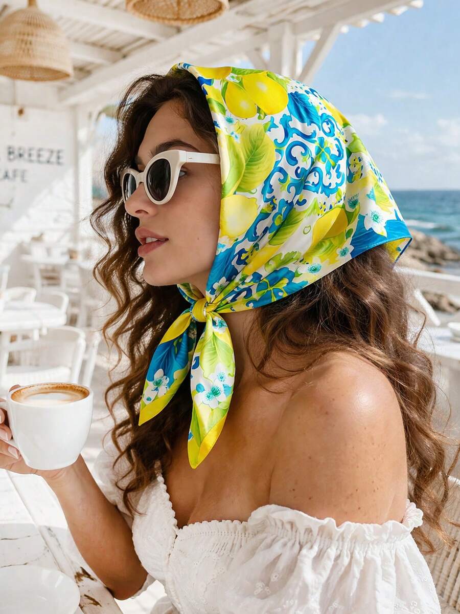 1条女士春季新款70厘米真丝缎面围巾，蓝色柠檬花印花，百搭日常配饰，适合作为礼物送给朋友，情人节或海滩配饰