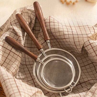 1/3 cái rây bằng thép không gỉ có tay cầm bằng gỗ, đa năng dùng để tách lòng trắng trứng, rây bột và lọc dầu.