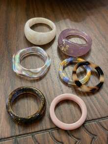 CHOSHILAR Set de 7 anillos de resina, con bandas delgadas y anchas en estampado de carey, teñido anudado y unicolor, apilables para atuendos casuales y de trabajo, minimalistas y versátiles. (Nota: Debido al proceso de teñido anudado hecho a mano, cada anillo tiene patrones únicos y puede haber ligeras variaciones de color entre lotes) - Color 14 - Ver 6