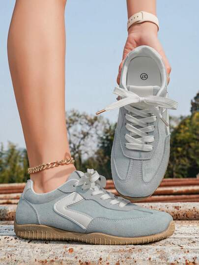 Giày thể thao nữ phong cách retro mùa xuân/thu mới, giày thể thao thoải mái bằng da lộn phối màu đen trắng, giày bệt phối màu đa năng, giày học sinh/đi làm thoáng khí, giày dép phong cách cổ điển.